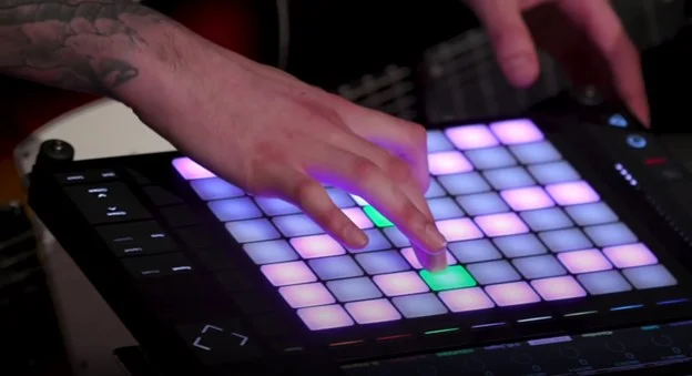 красочный музыкальный инструмент — лаунчпад